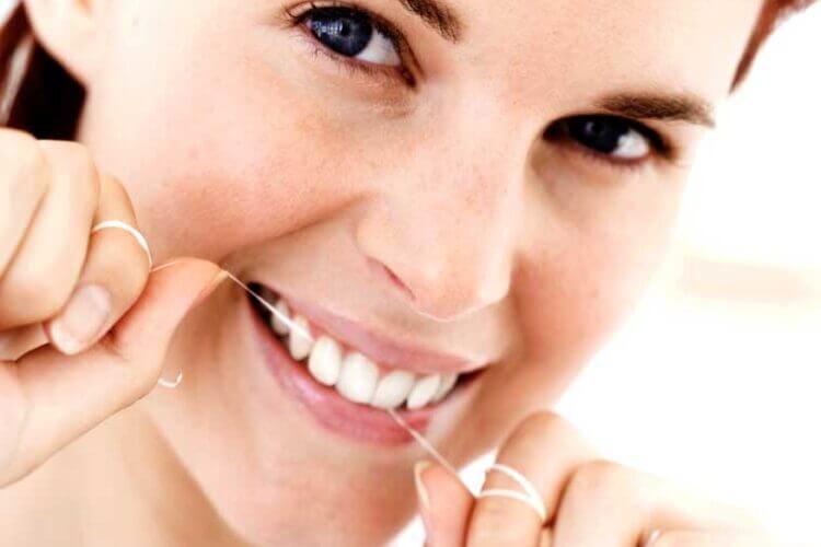 Dental floss and 4 steps to use dental floss effectively